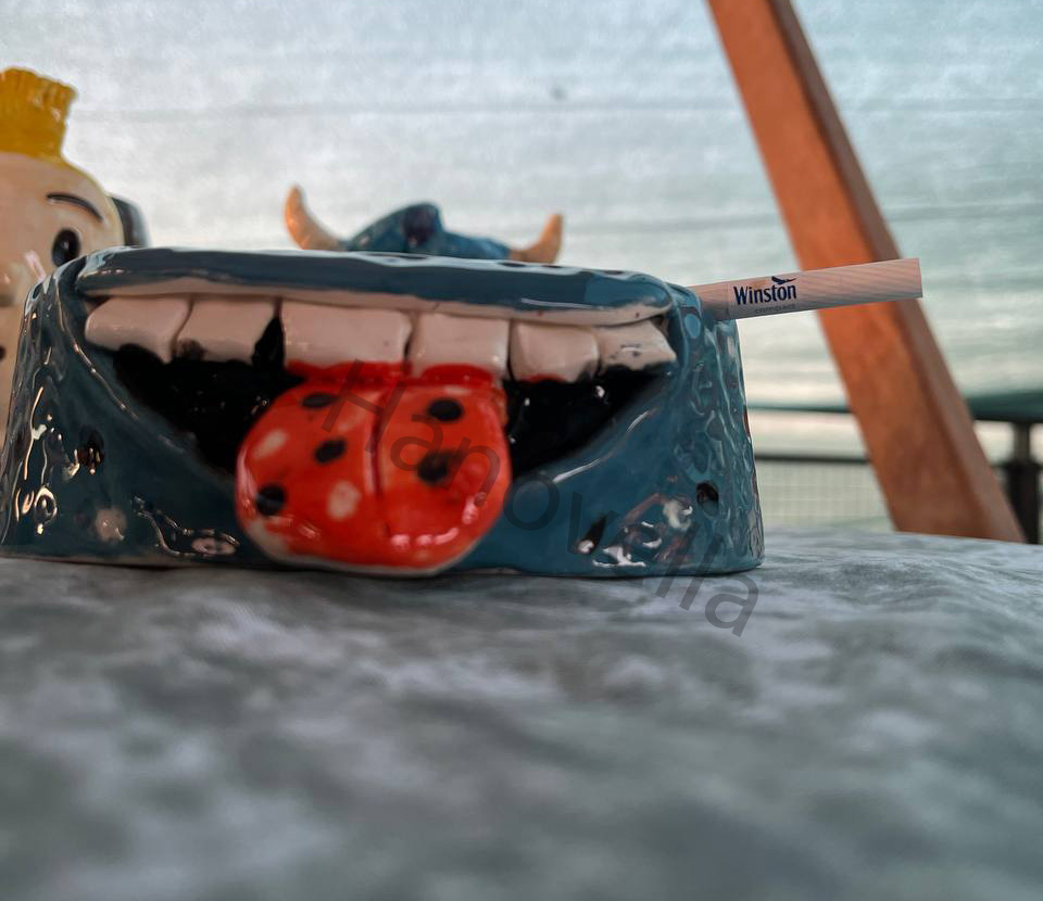 زیرسیگاری زبون دراز