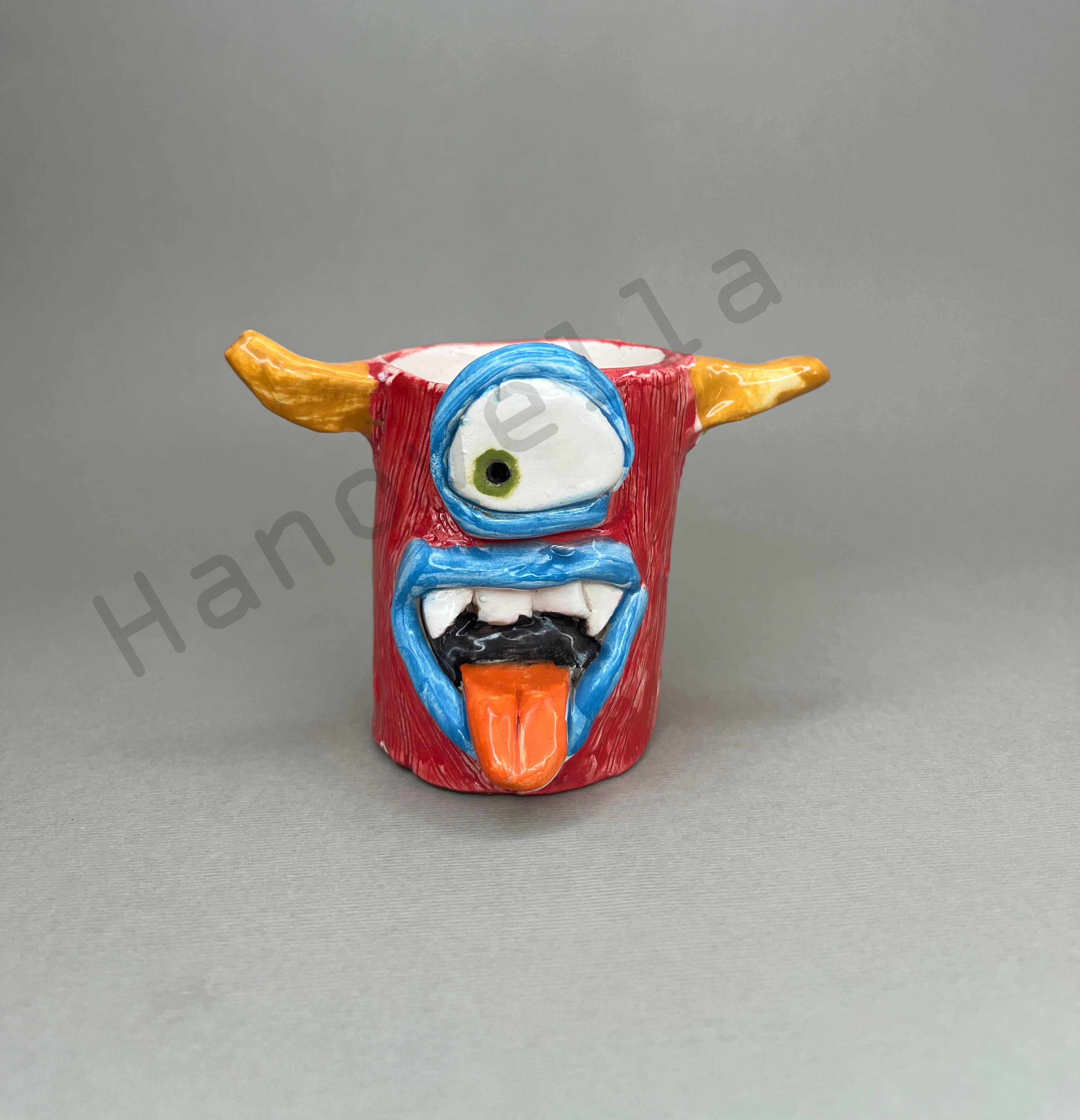 فنجان قهوه تک چشم قرمز